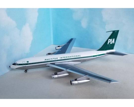 AeroClassics AC211186B 1:200 Pakistan International B720 AP-ATQ